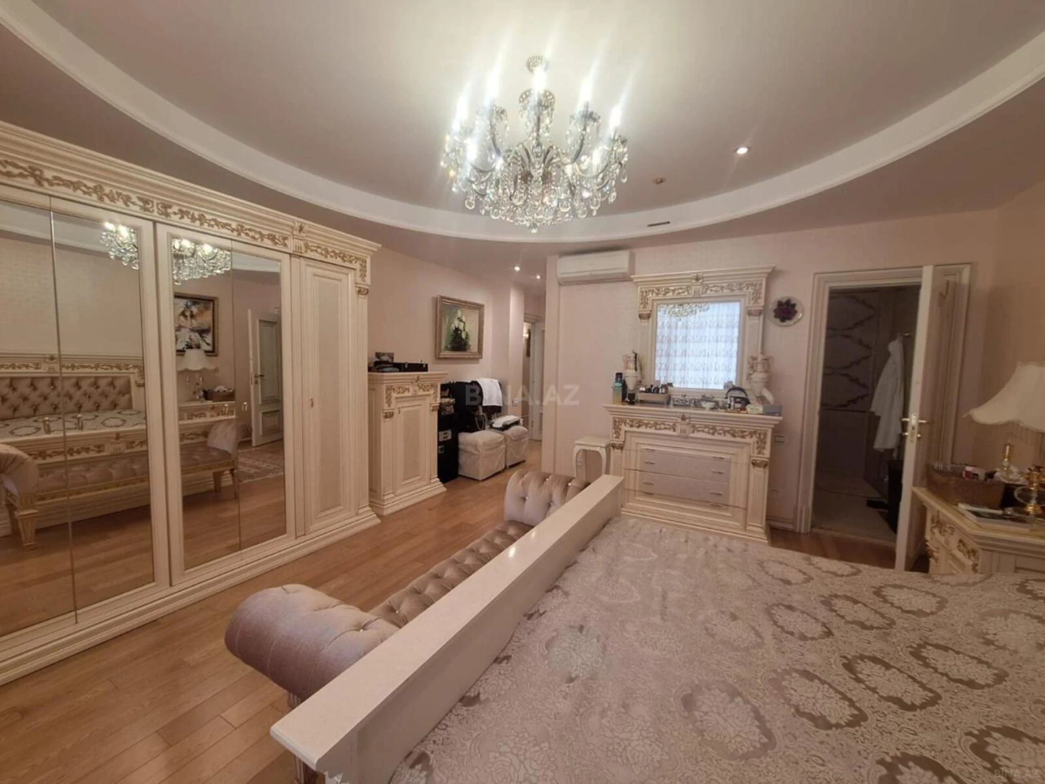 Satılır 4 otaqlı mənzil 250 m²