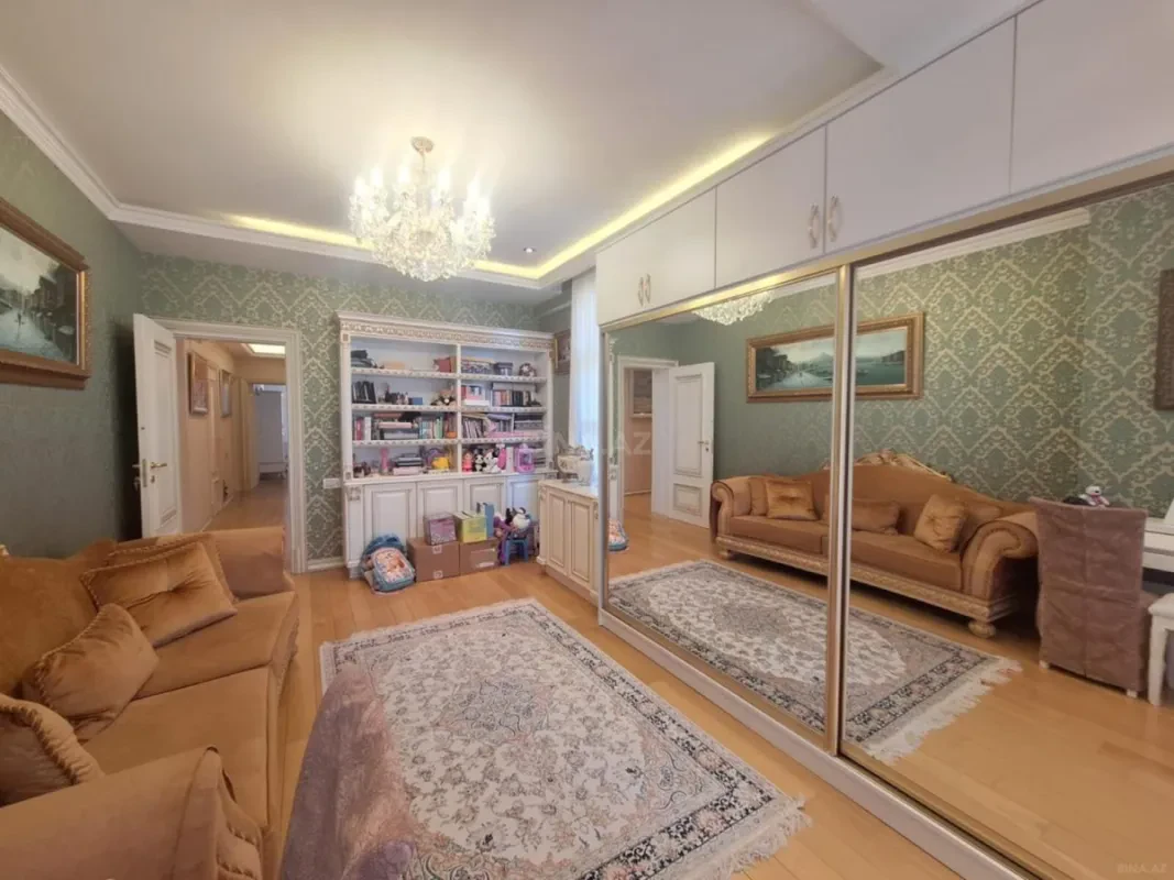 Satılır 4 otaqlı mənzil 250 m²