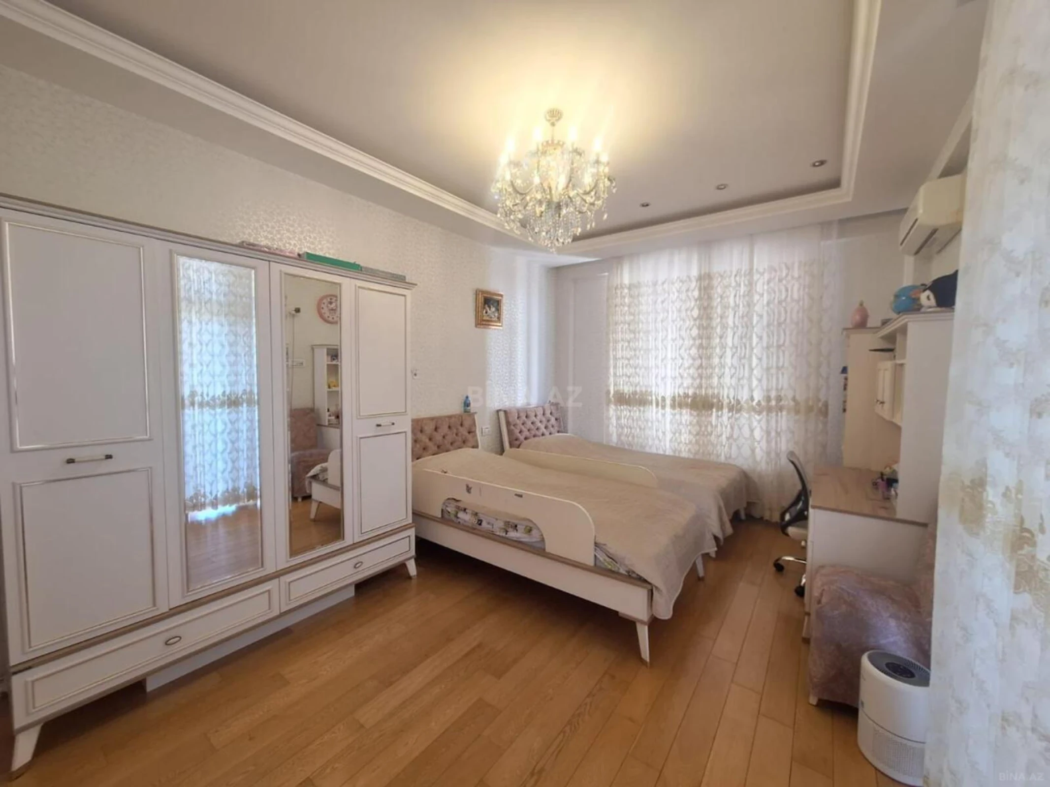 Satılır 4 otaqlı mənzil 250 m²