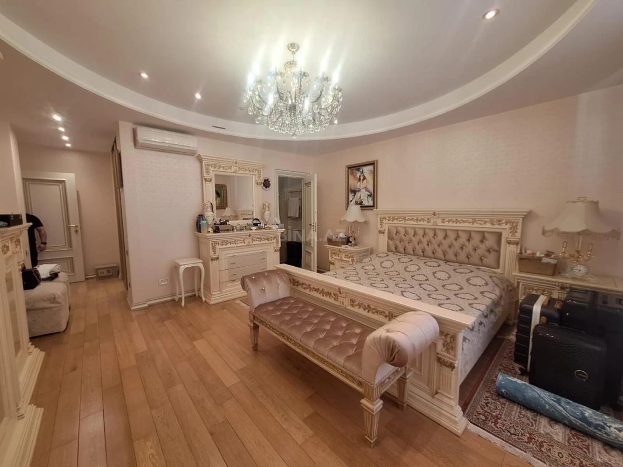 Satılır 4 otaqlı mənzil 250 m²
