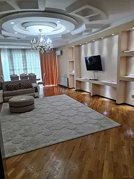 Kirayə verilir 5 otaqlı mənzil 232 m²
