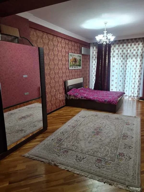 Kirayə verilir 5 otaqlı mənzil 232 m²