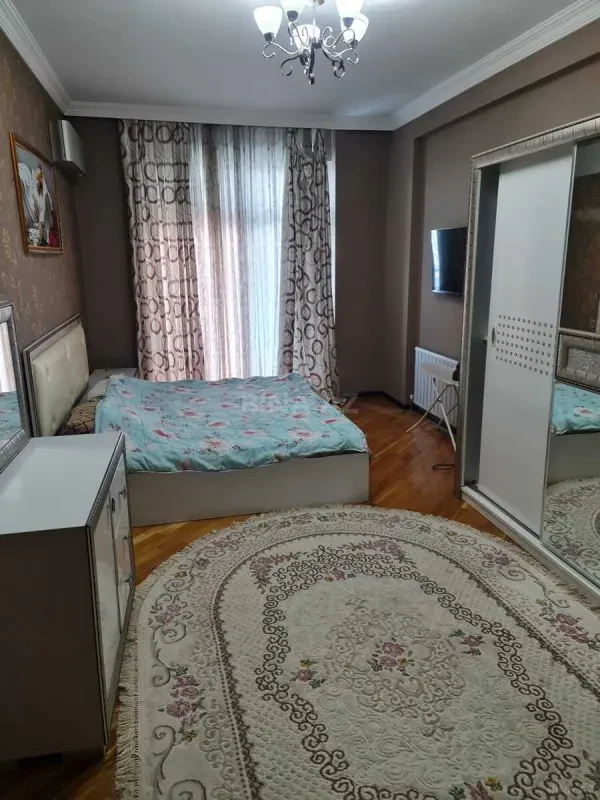 Kirayə verilir 5 otaqlı mənzil 232 m²