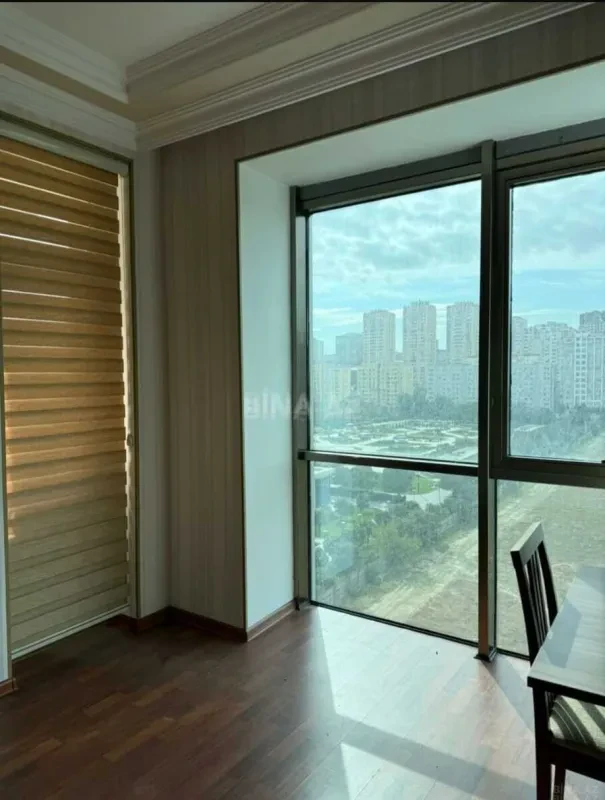 Kirayə verilir 3 otaqlı mənzil 130 m²