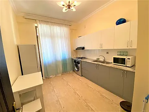 Kirayə verilir 2 otaqlı mənzil 80 m²