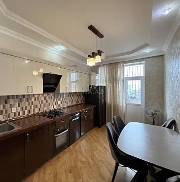 Satılır 4 otaqlı mənzil 130 m²