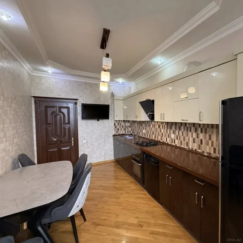 Satılır 4 otaqlı mənzil 130 m²