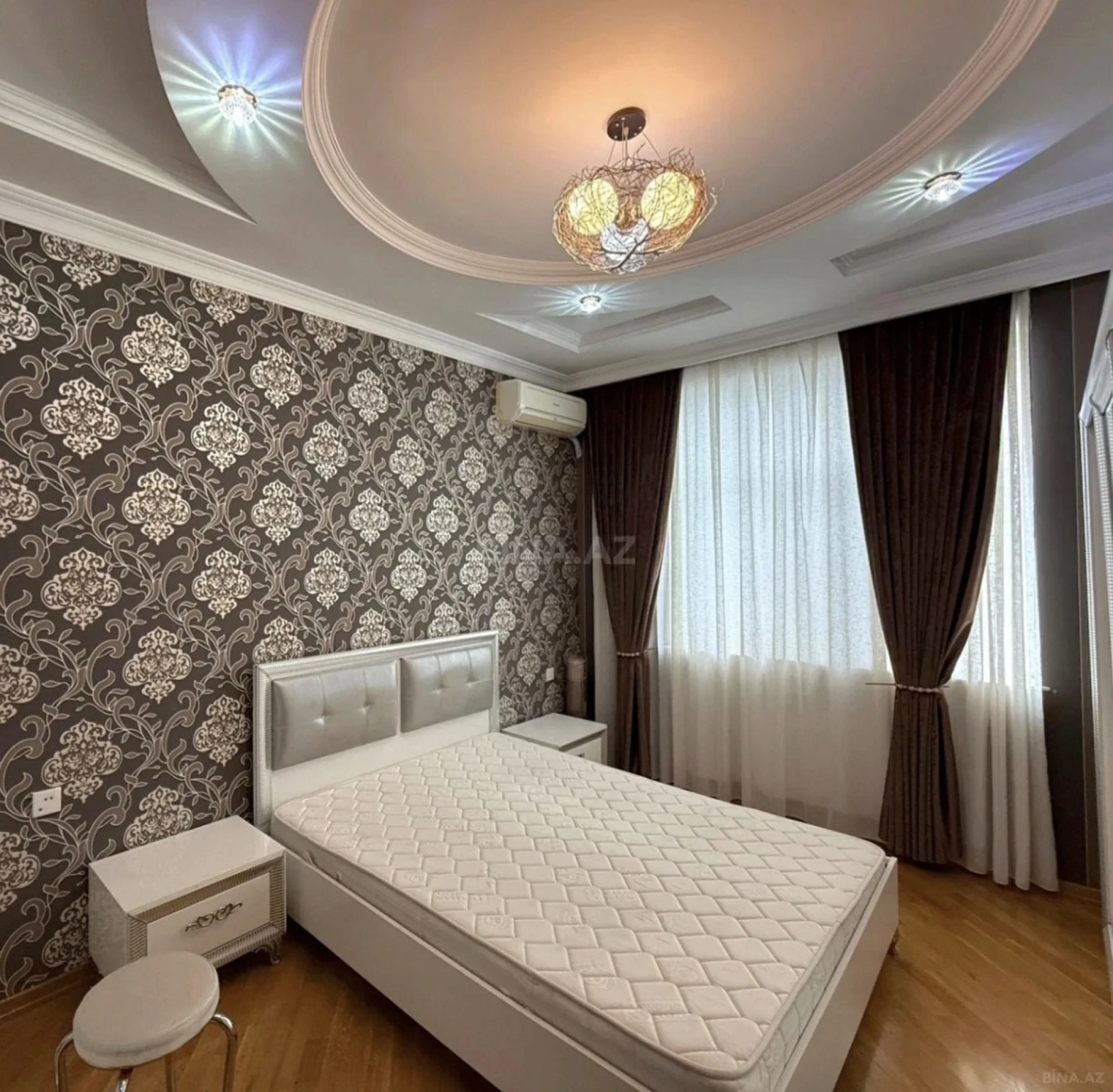 Satılır 4 otaqlı mənzil 130 m²
