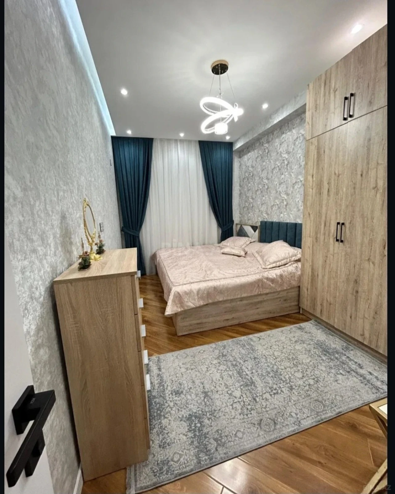 Satılır 4 otaqlı mənzil 130 m²