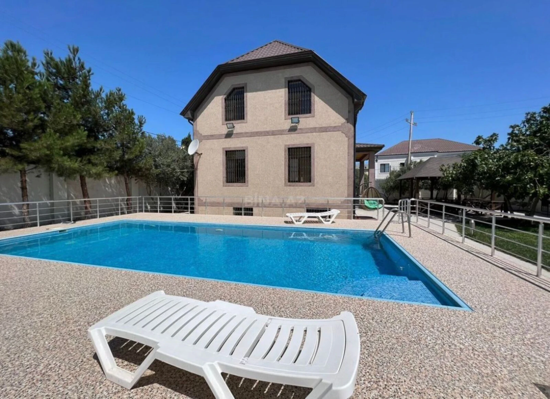 Kirayə verilir 6 otaqlı həyət evi 300 m²