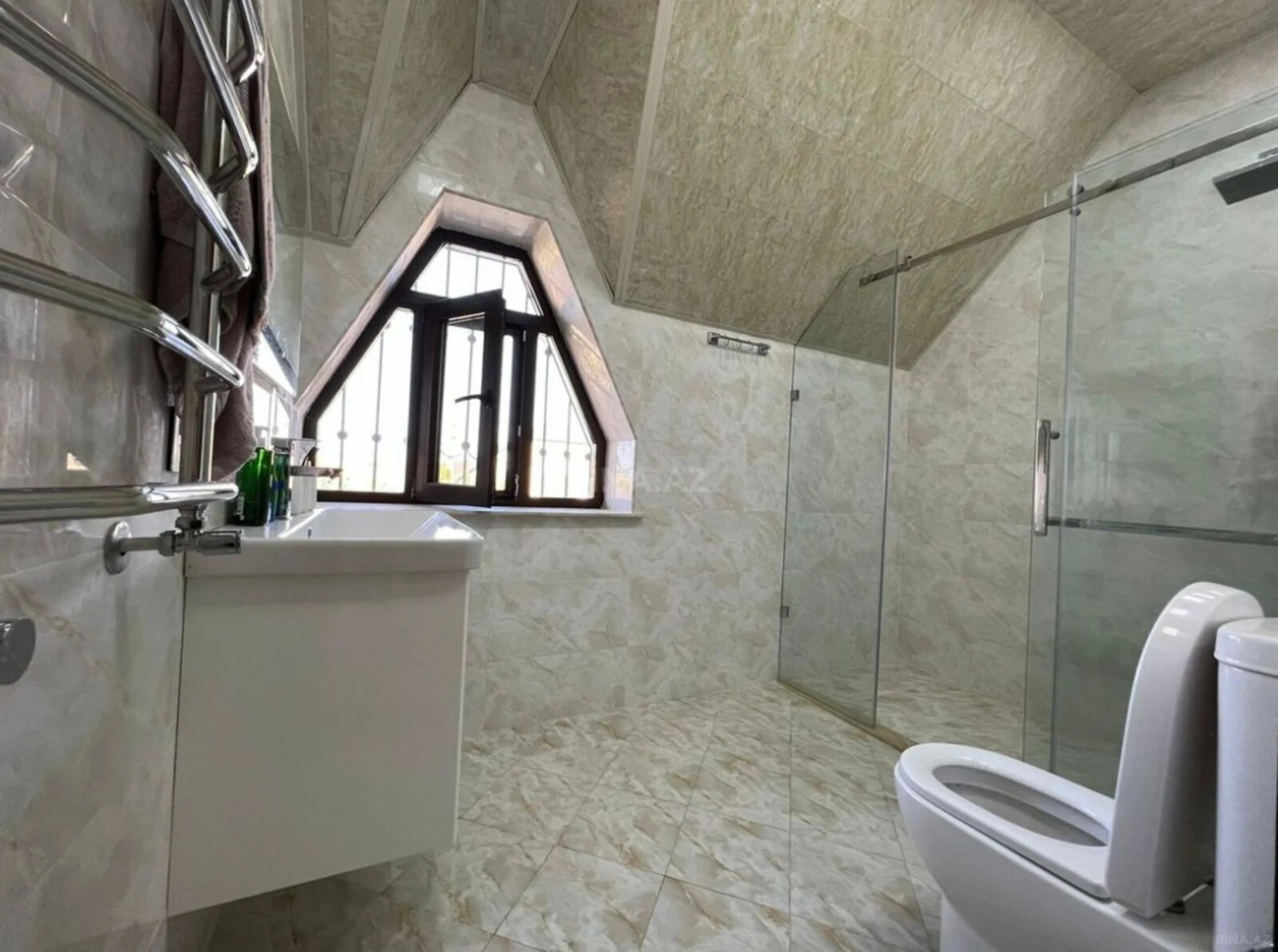 Kirayə verilir 6 otaqlı həyət evi 300 m²