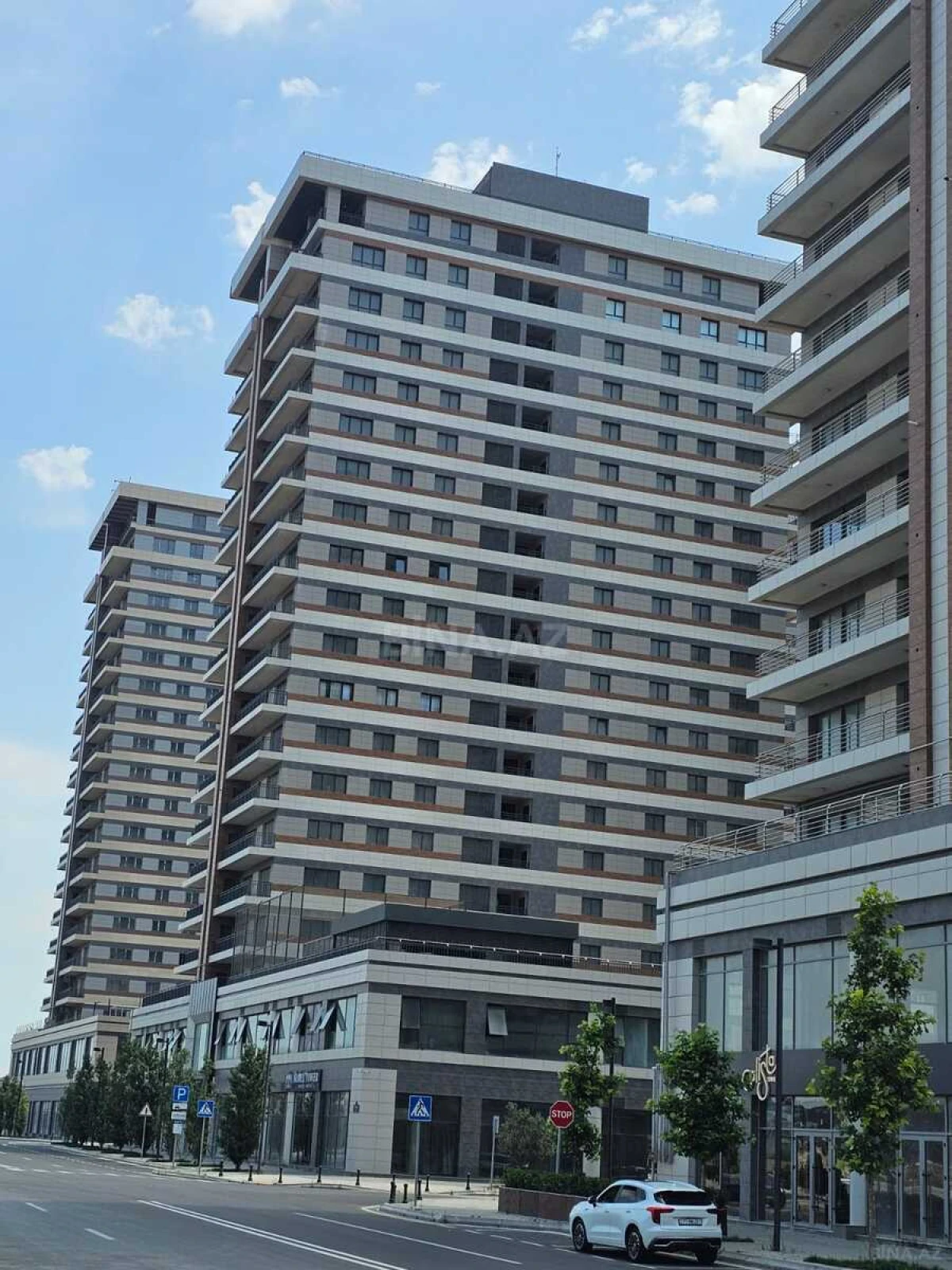 Satılır 4 otaqlı mənzil 195 m²