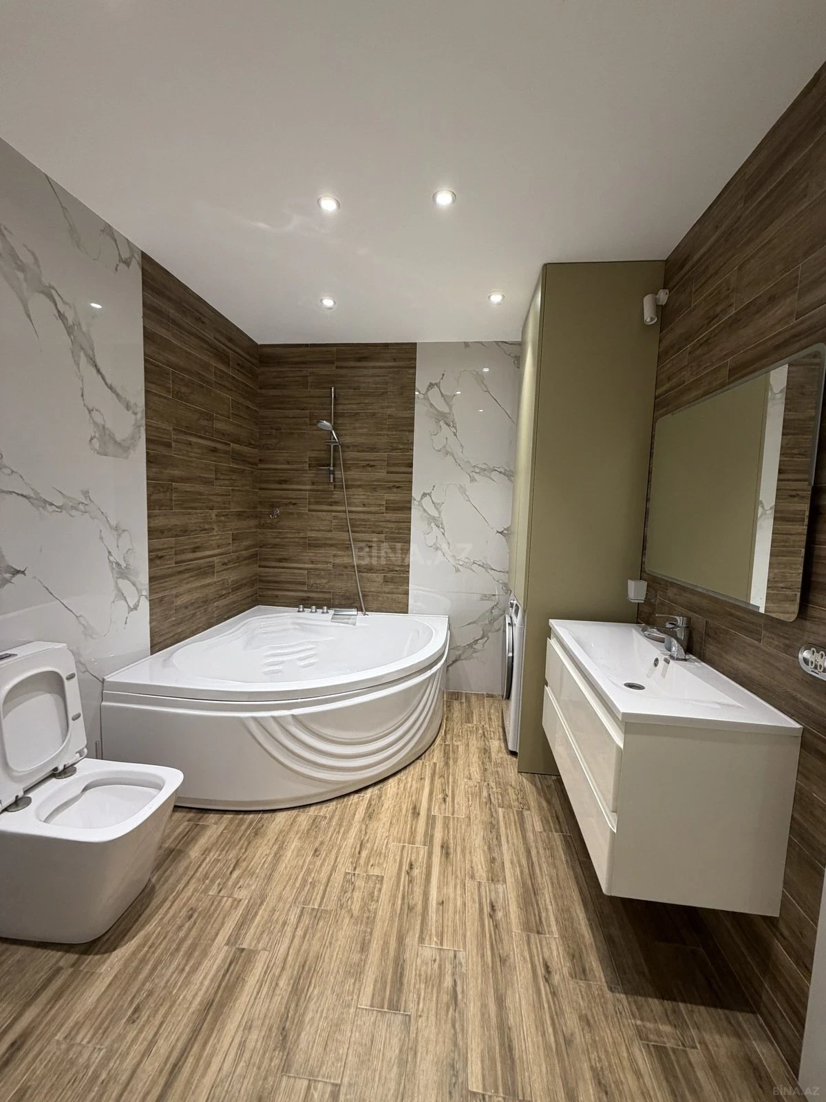 Satılır 3 otaqlı mənzil 167 m²