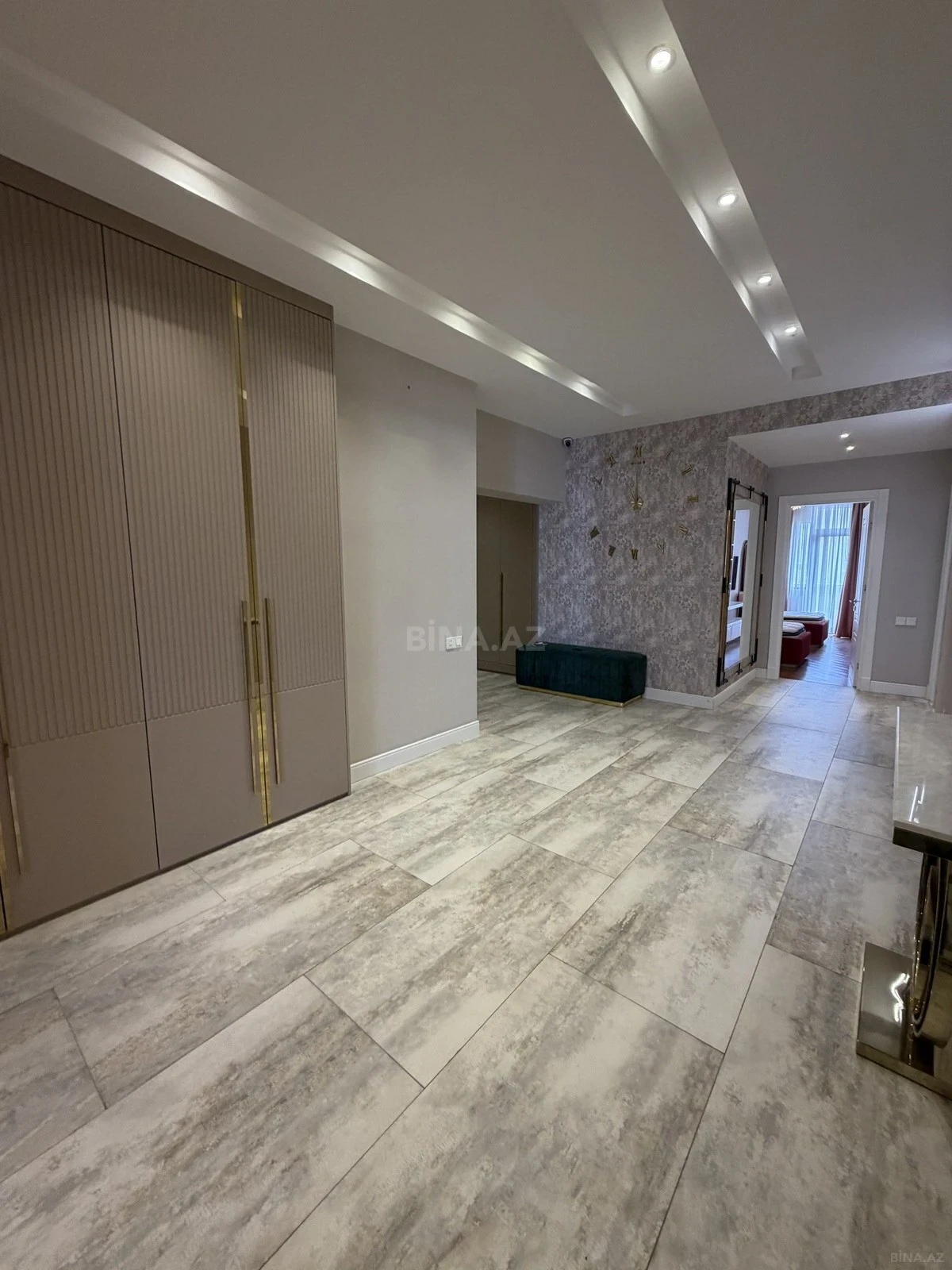 Satılır 3 otaqlı mənzil 167 m²