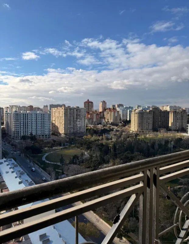 Satılır 3 otaqlı mənzil 160 m²
