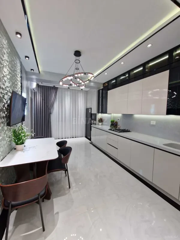Satılır 3 otaqlı mənzil 140 m²