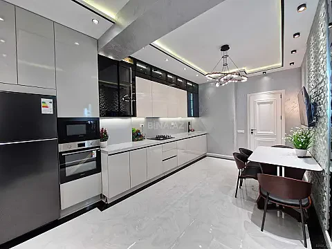 Satılır 3 otaqlı mənzil 140 m²