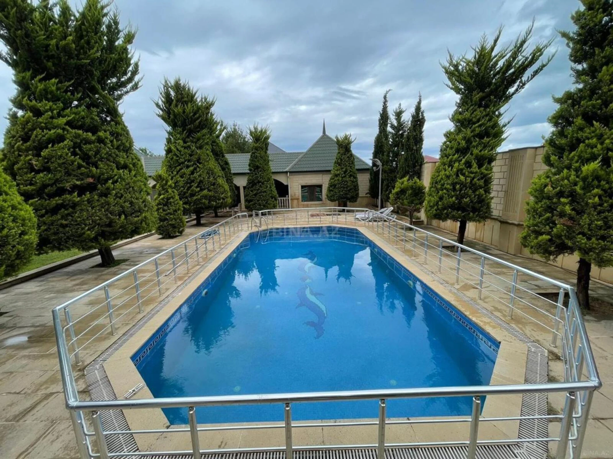Kirayə verilir 7 otaqlı həyət evi 450 m²
