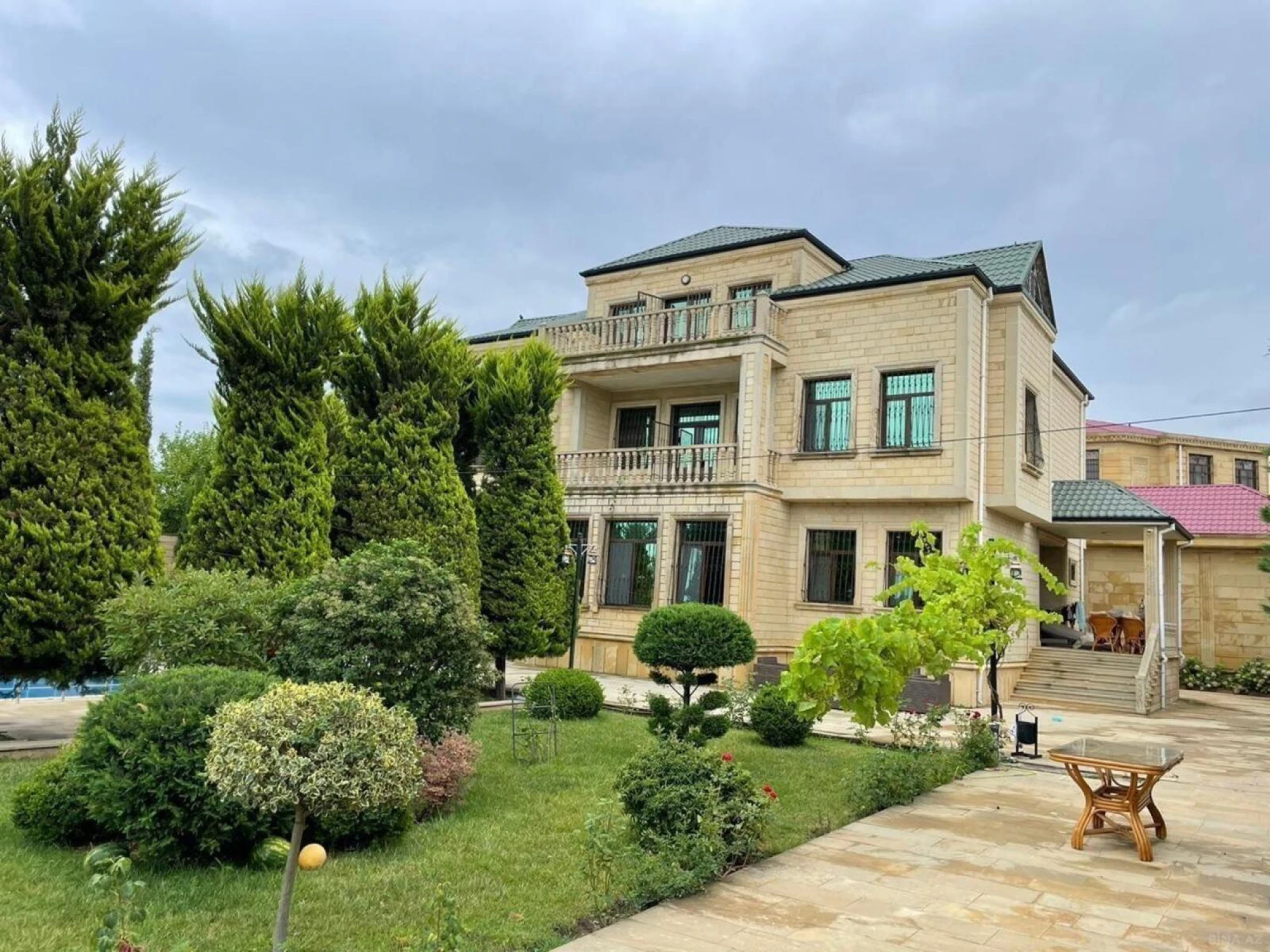 Kirayə verilir 7 otaqlı həyət evi 450 m²