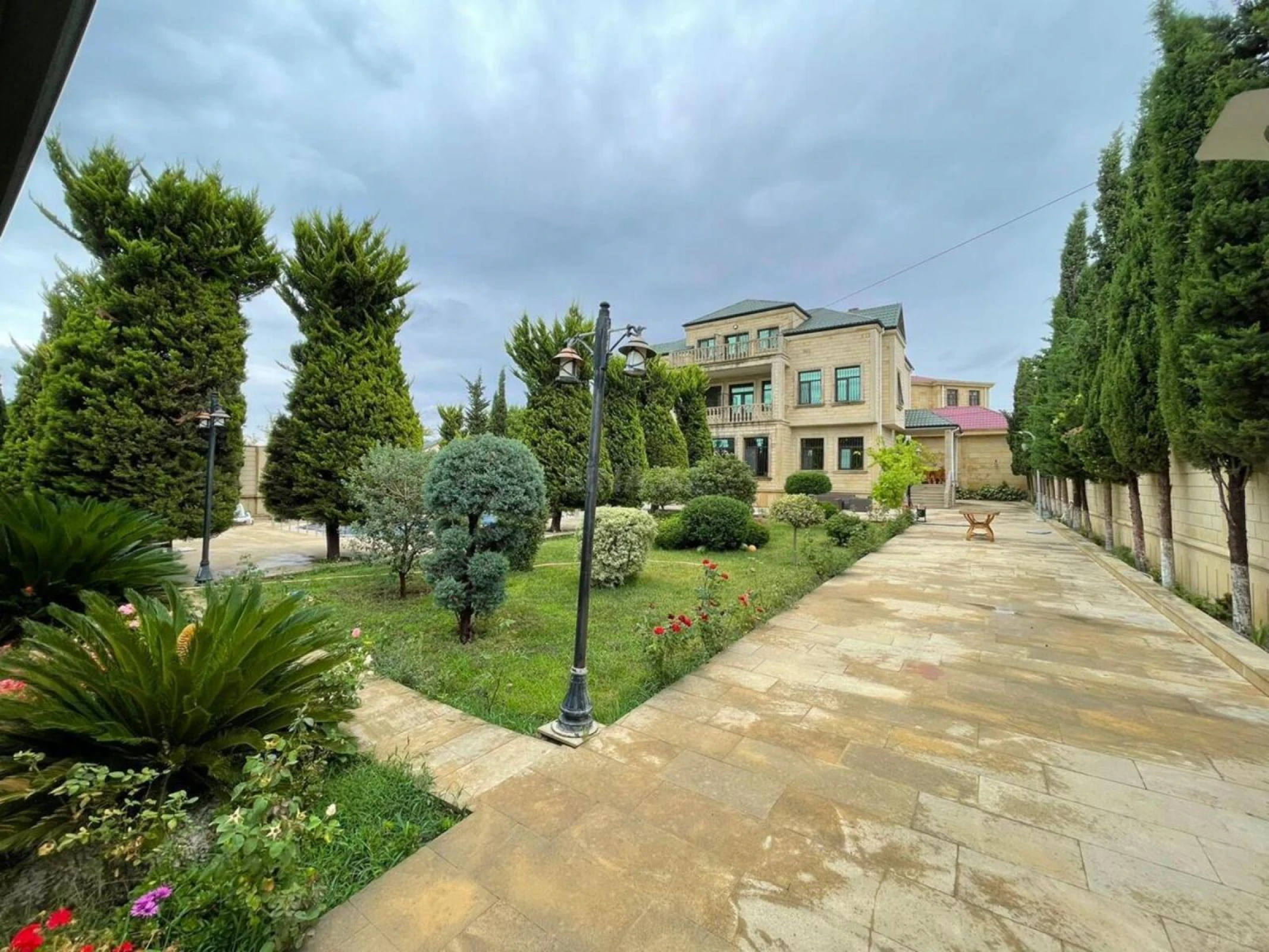 Kirayə verilir 7 otaqlı həyət evi 450 m²