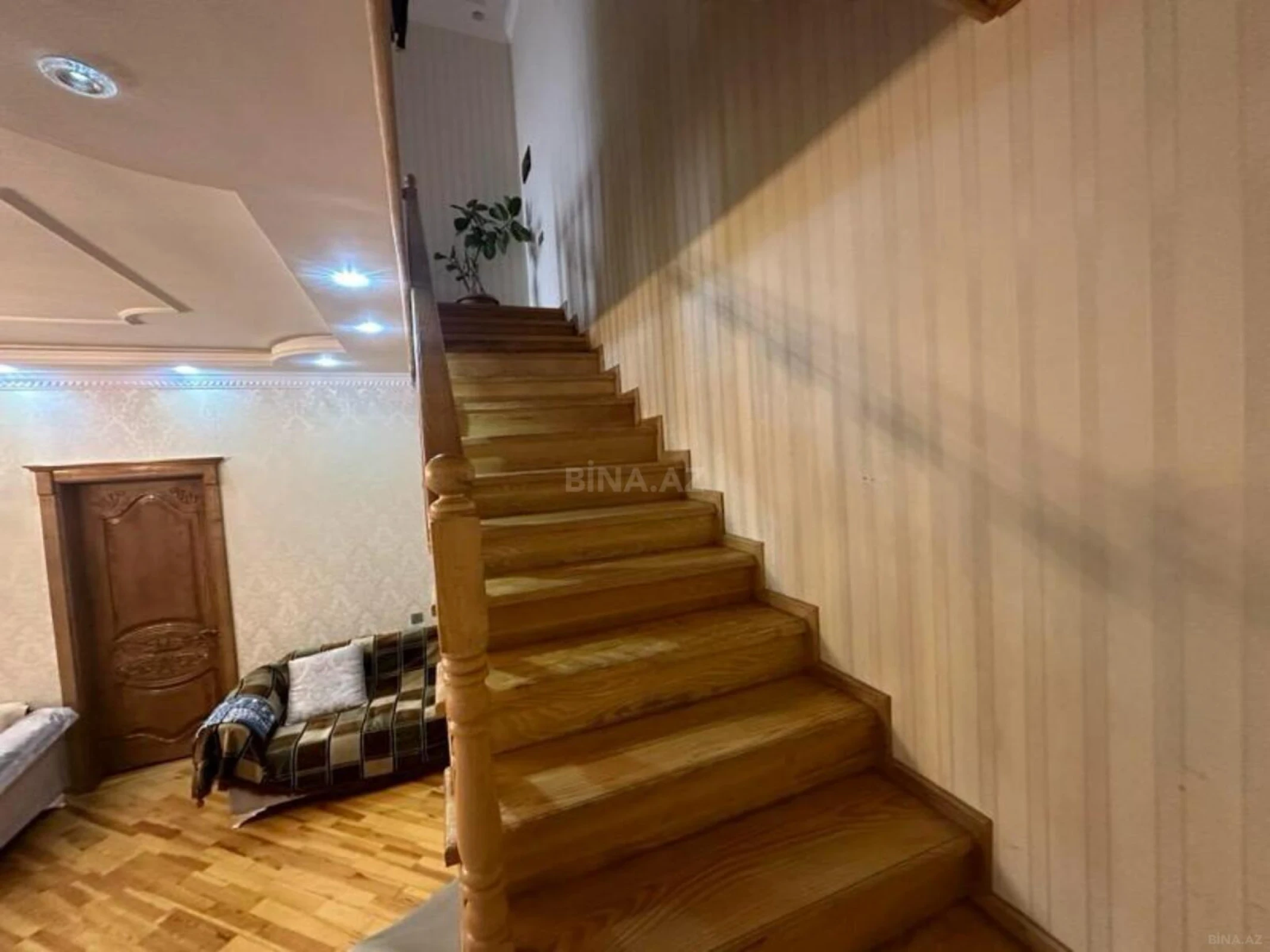 Satılır 7 otaqlı həyət evi 400 m²