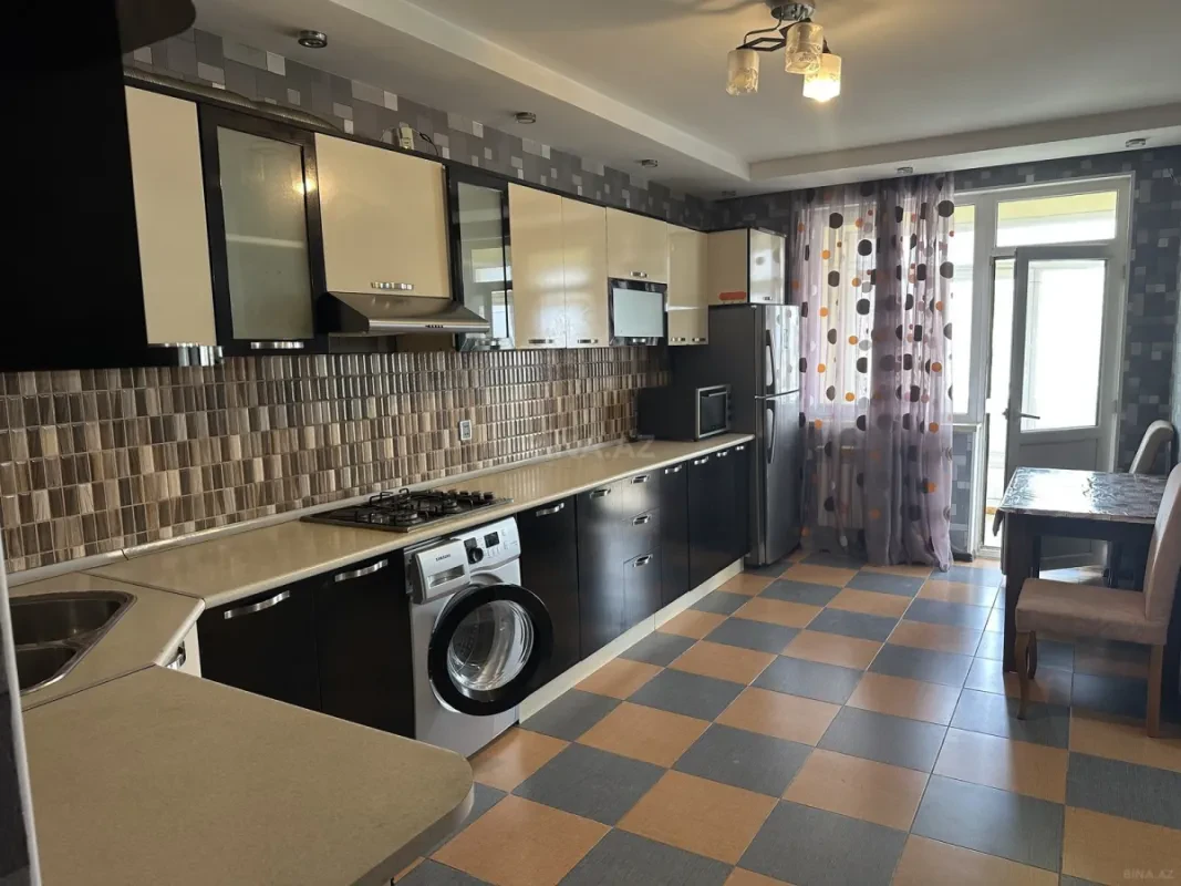 Kirayə verilir 3 otaqlı mənzil 137 m²