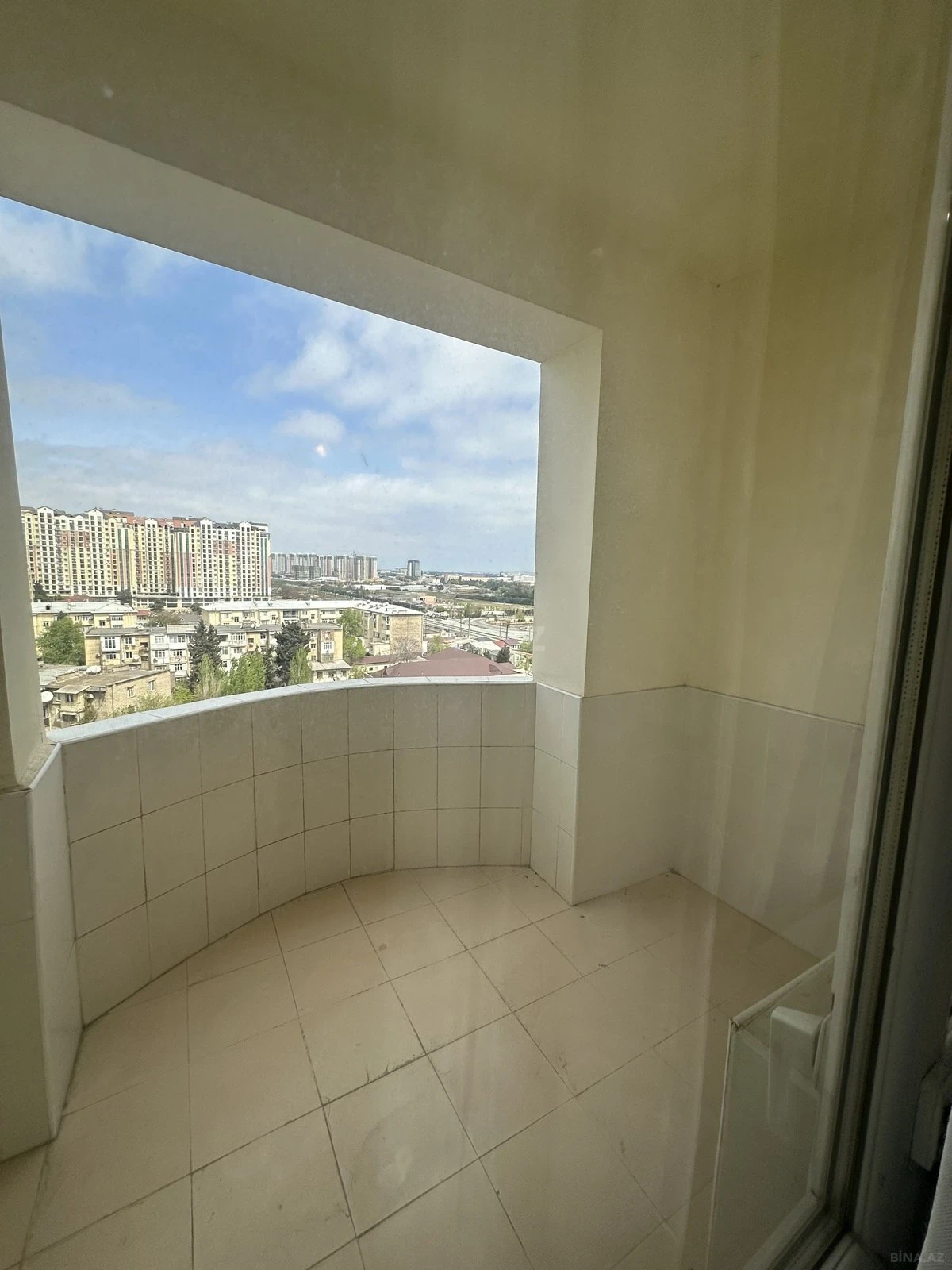 Kirayə verilir 3 otaqlı mənzil 137 m²