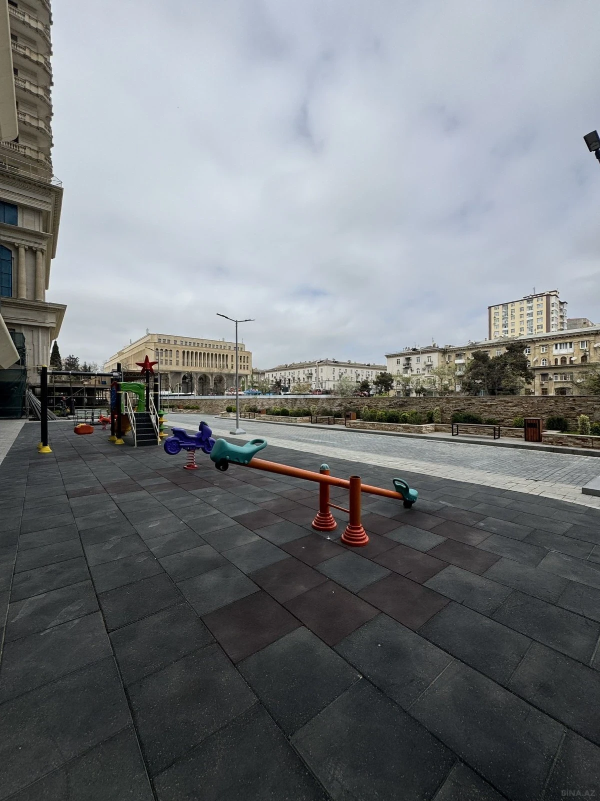 Satılır 3 otaqlı mənzil 106 m²