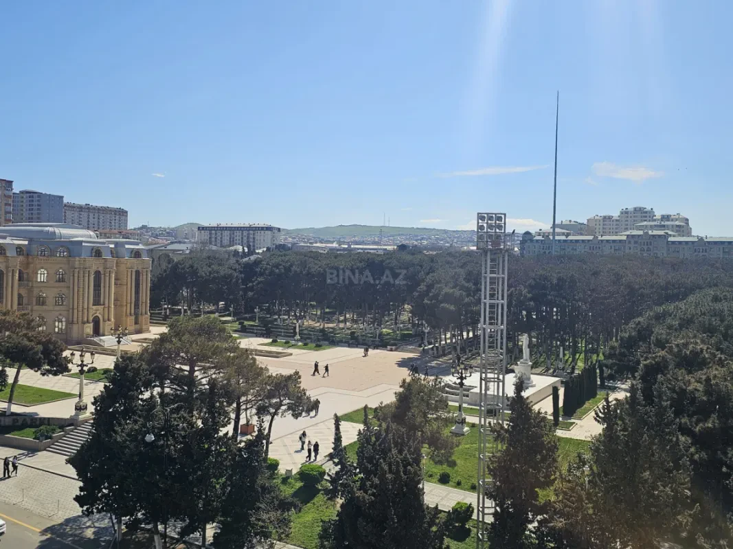 Satılır 3 otaqlı mənzil 130 m²