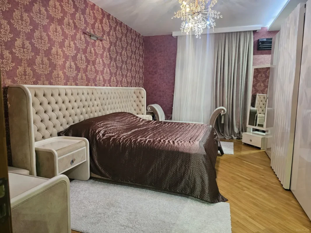 Satılır 3 otaqlı mənzil 130 m²