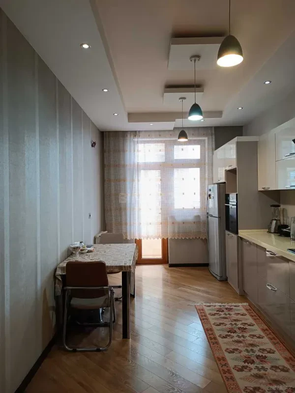 Satılır 4 otaqlı mənzil 150 m²