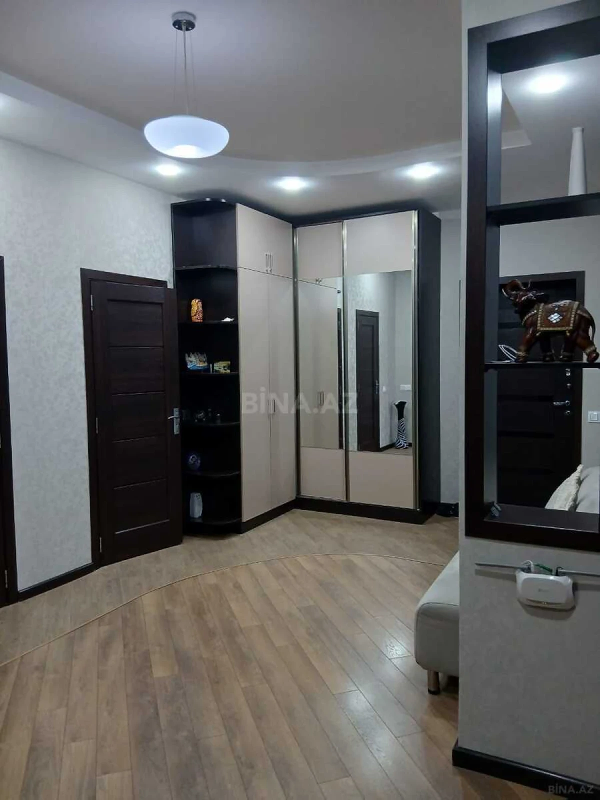 Satılır 4 otaqlı mənzil 150 m²