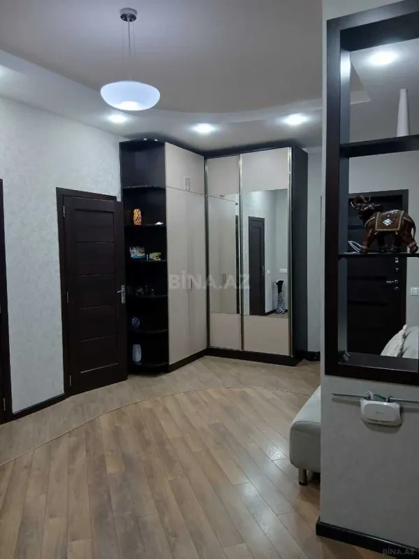Satılır 4 otaqlı mənzil 150 m²