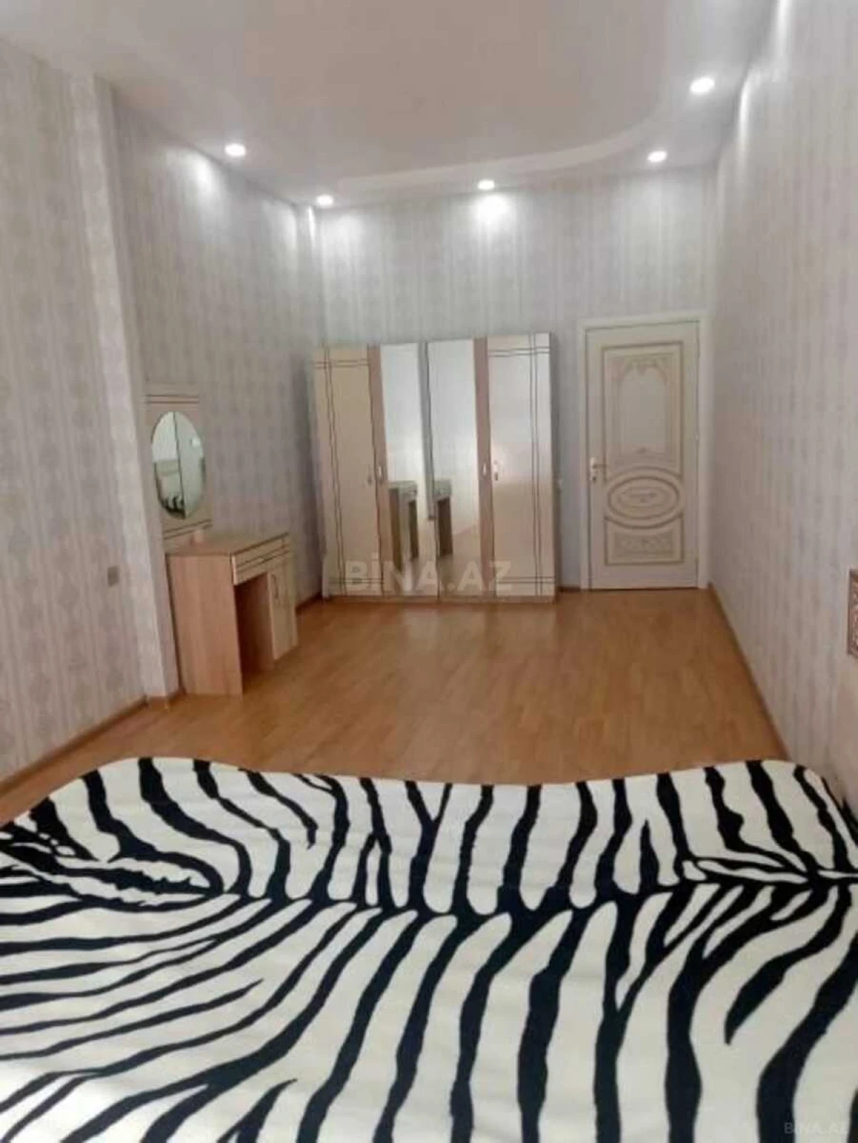 Kirayə verilir 2 otaqlı mənzil 120 m²