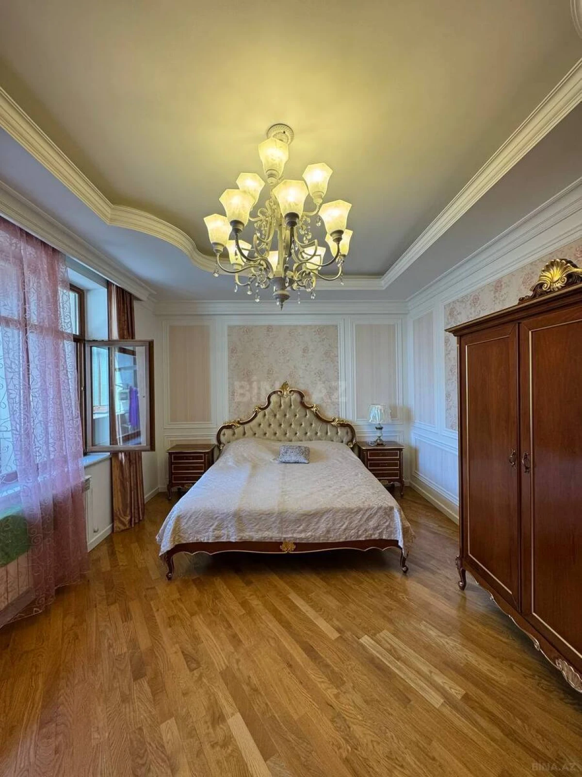 Satılır 4 otaqlı mənzil 210 m²