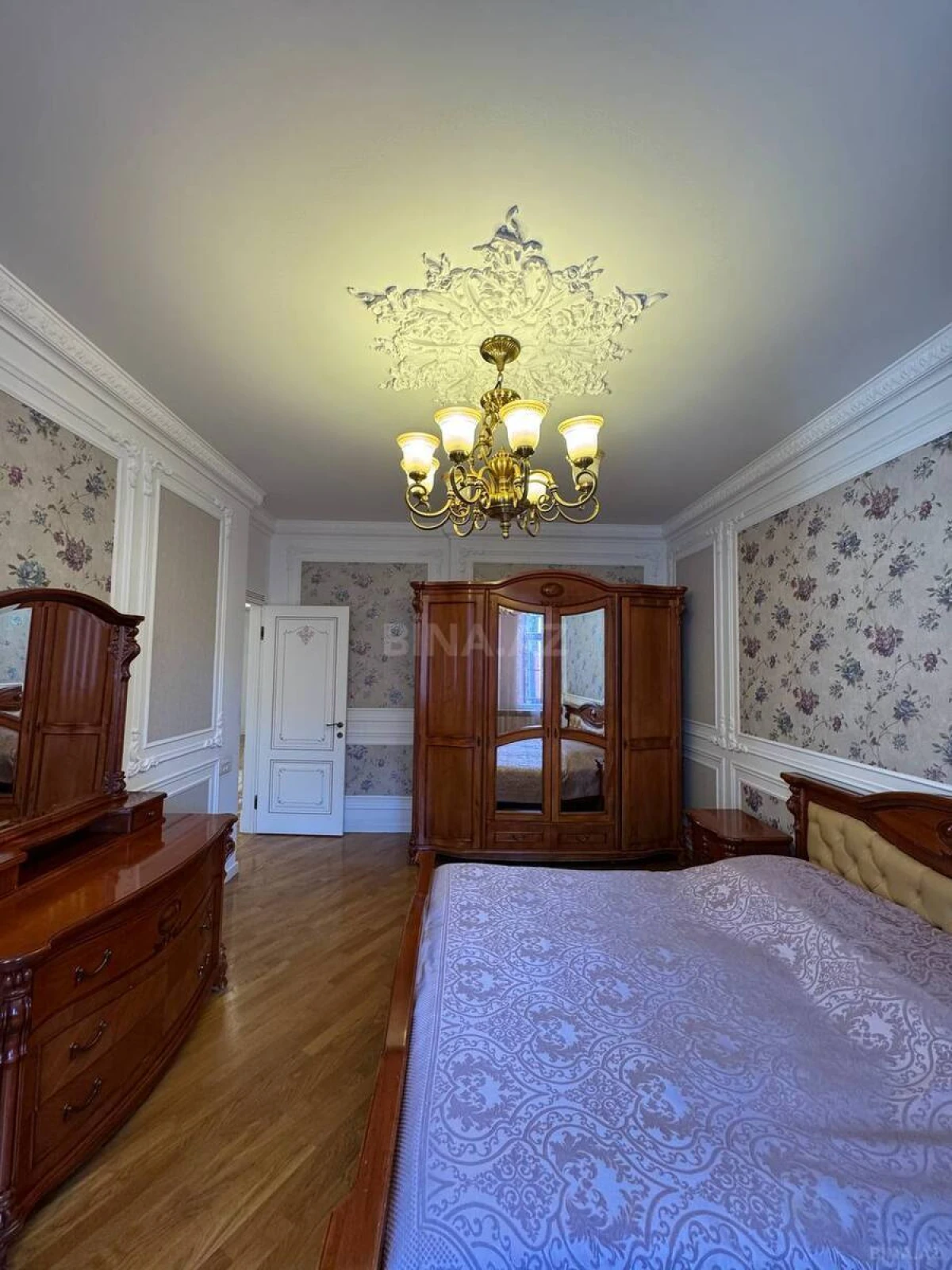 Satılır 4 otaqlı mənzil 210 m²
