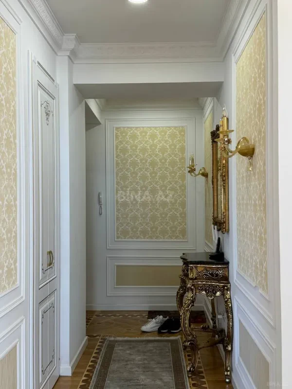 Satılır 4 otaqlı mənzil 210 m²