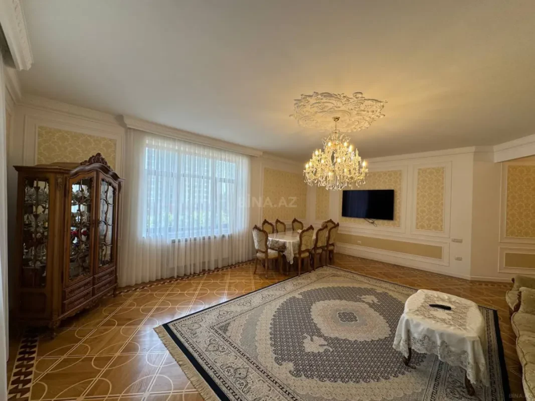 Satılır 4 otaqlı mənzil 210 m²