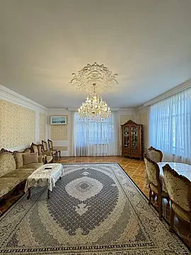 Satılır 4 otaqlı mənzil 210 m²