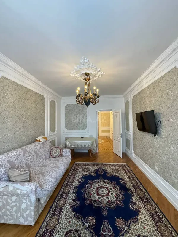 Satılır 4 otaqlı mənzil 210 m²