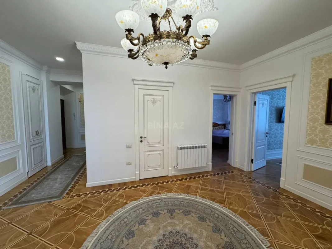 Satılır 4 otaqlı mənzil 210 m²