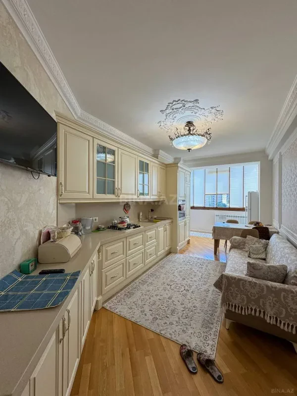 Satılır 4 otaqlı mənzil 210 m²