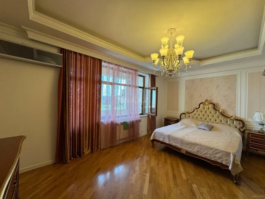 Satılır 4 otaqlı mənzil 210 m²