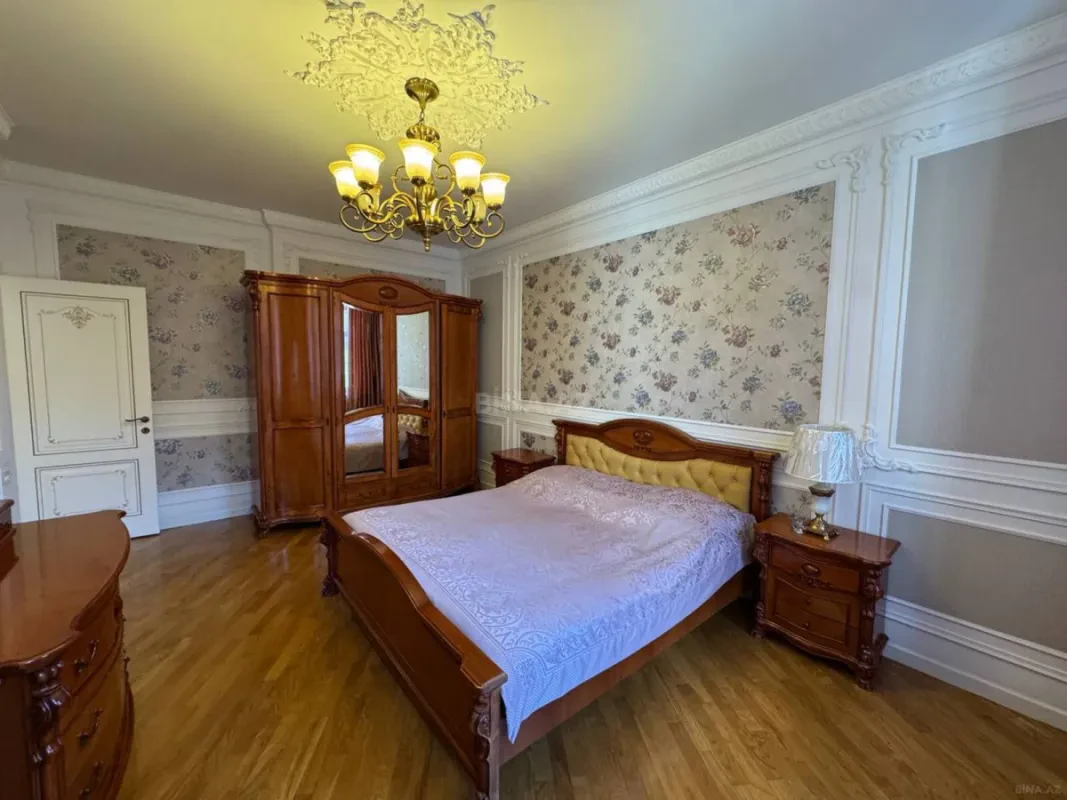 Satılır 4 otaqlı mənzil 210 m²