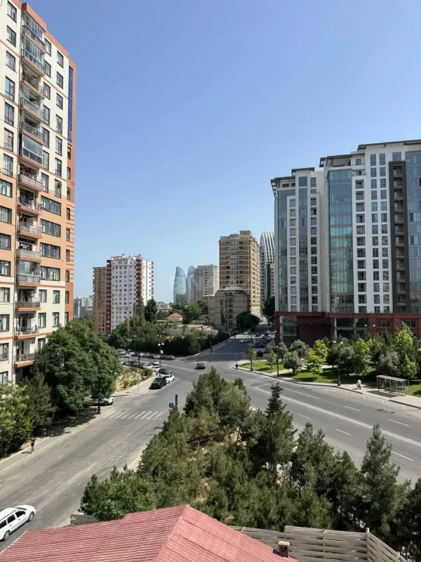 Satılır 4 otaqlı mənzil 210 m²