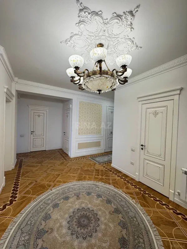 Satılır 4 otaqlı mənzil 210 m²