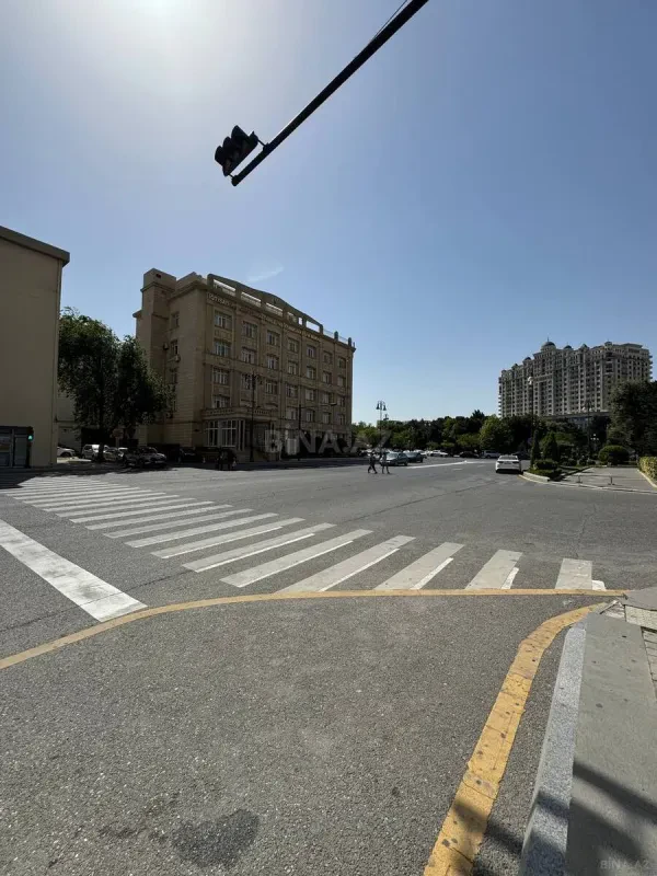 Satılır 4 otaqlı mənzil 210 m²