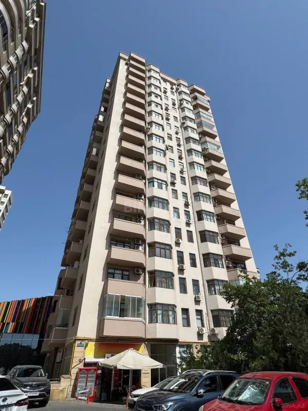 Satılır 4 otaqlı mənzil 210 m²
