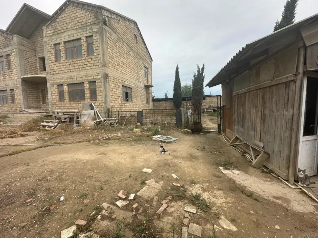 Satılır 7 otaqlı həyət evi 634 m²
