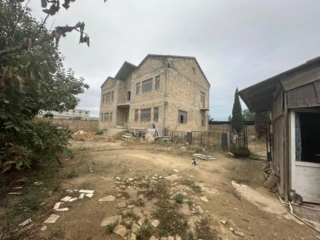 Satılır 7 otaqlı həyət evi 634 m²